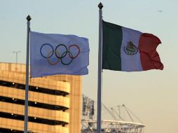 La bandera mexicana ya ondea en la explanada de la Villa Olímpica de Londres 2012. EFE  /
