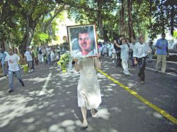 Simpatizantes del extinto disidente Oswaldo Payá, caminaron con todo y su imagen. REUTERS  /