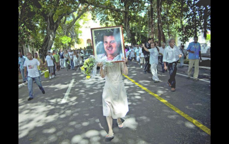 Simpatizantes del extinto disidente Oswaldo Payá, caminaron con todo y su imagen. REUTERS  /