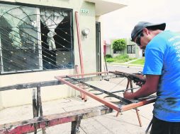 El incremento en la inseguridad ha llevado a la población a tomar medidas para cuidar sus casas y negocios.  /