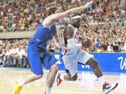 Quítese. LeBron James elude la marca de Pau Gasol, durante el duelo disputado en el Palau Sant Jordi. AP  /