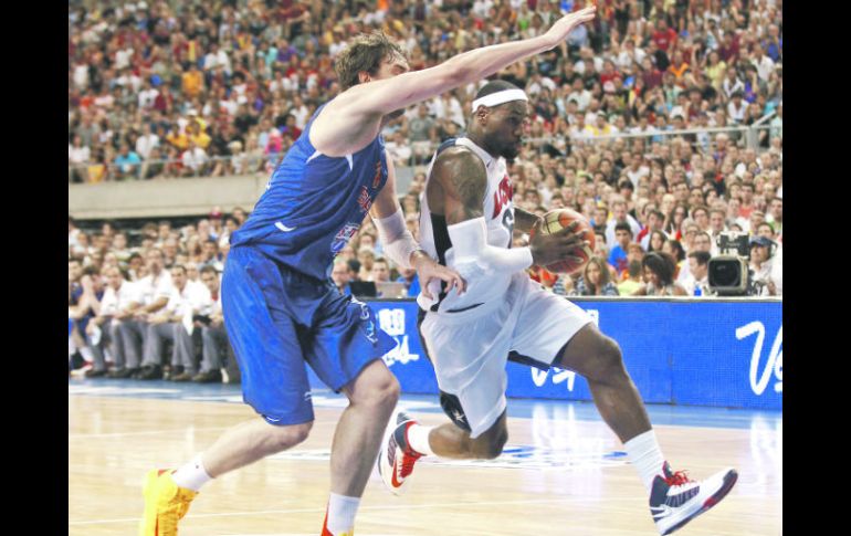 Quítese. LeBron James elude la marca de Pau Gasol, durante el duelo disputado en el Palau Sant Jordi. AP  /
