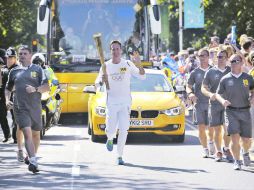 Sigue su camino. El capitán del equipo británico de Cricket, Michael Vaughan, fue uno de los portadores de la Antorcha Olímpica. AP  /