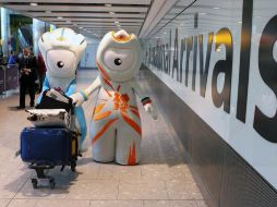 En estas industrias chinas se realizan los juguetes de las mascotas oficiales de Londres, Wenlock y Mandeville (en imagen). AP  /