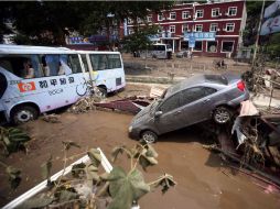 Imágenes de los medios muestran decenas de vehículos flotando en zonas de esta carretera cortadas por el agua. AFP  /