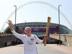 El exportero de la selección inglesa de futbol, Gordon Banks, porta la antorcha frente al estadio de Wembley. REUTERS  /