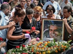 Ofelia Acevedo (izq) viuda de Oswaldo Payá y su hija Rosa María Payá (2 izq) durante el funeral, en el cementerio Cristóbal Colón. AFP  /
