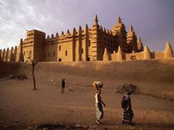 Tombuctú, alberga numerosas tumbas y mausoleos dedicados a santones y eruditos. ESPECIAL  /