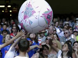 Los aficionados en Cardiff celebra la llegada del deporte olímpico. AP  /