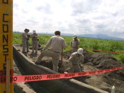 El derrame se ubica a un costado de la carretera Tala-Ameca, provocado por una toma clandestina. ARCHIVO  /