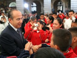Calderón anunció a ganadores de la Olimpiada del Conocimiento Infantil 2012 una beca de mil pesos al mes durante la secundaria. NTX  /