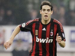 Imagen de archivo de Kaká con la playera del Milán, el club italiano podría ser el destino del brasileño. AP  /