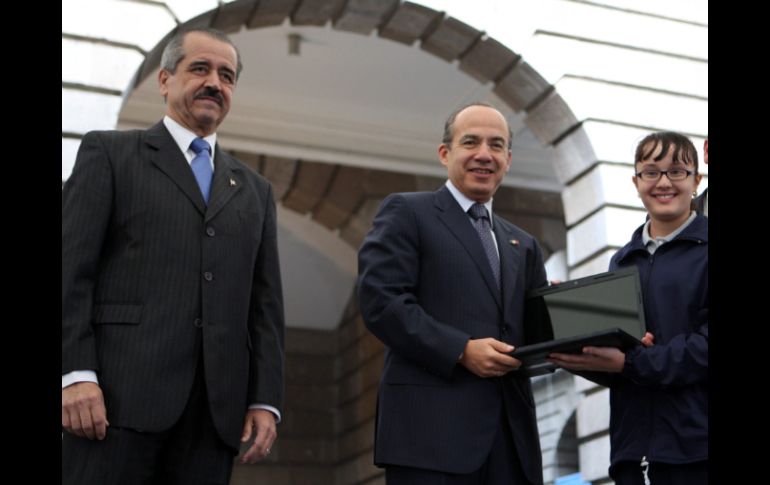 José Ángel Córdova (izq.) estuvo presente en la entrega de premios a los ganadores de la Olimpiada Nacional Infantil. NTX  /
