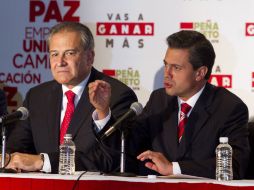 Durante su campaña, Enrique Peña Nieto presentó a Óscar Naranjo Trujillo como su futuro asesor de seguridad. ARCHIVO  /