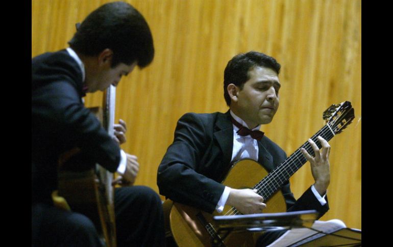 El dueto de guitarras y la agrupación de profesionistas mexicanos y rusos ofrecieron un velada marcada por lo clásico. ARCHIO  /