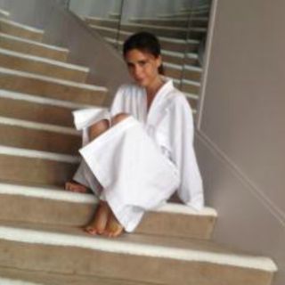 Victoria Beckham posa en escaleras de Chanel