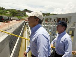 El Presidente Calderón (izq) y José Luis Luege Tamargo (der), en Jalisco durante un recorrido por la planta de Agua Prieta.  /