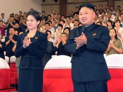 Medios estatales norcoreanos confirmaron que Kim Jong-Un (d) había contraído nupcias con Ri Sol-Ju (i). AP  /