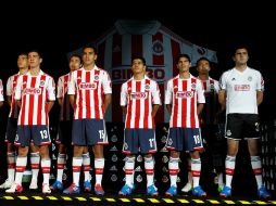 Jugadores muestran la nueva playera en la presentación de esta noche.  /
