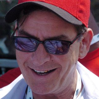 Encuentra Charlie Sheen la estabilidad después de tocar fondo