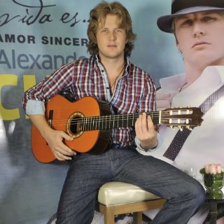 Alexander Acha presenta su nuevo álbum ''La vida es...amor sincero''
