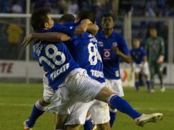 Jugadores cementeros celebran una de las anotaciones del partido. NOTIMEX  /