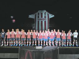 Los futbolistas del primer equipo de las Chivas mostraron la nueva indumentaria.  /