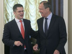 Ministro serbio de Asuntos Exteriores, Vuk Jeremic (i), es recibido por su homólogo ruso Sergei Lavrov (d) en reunión en Moscú. EFE  /