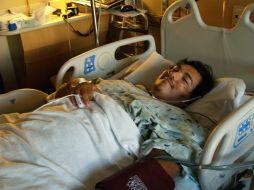 Adán Ávila está agradecido por haber sobrevivido, auqnue corre peligro de perder una de sus piernas. EFE  /