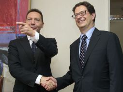 Ministro de Finanzas, Yannis Stournaras (i), y el subsecretario de EU del Tesoro, Charles Collyns (d), reunidos en Atenas. EFE  /