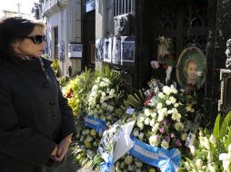 Una persona visita el panteón donde se encuentran los restos de Eva Perón. AFP  /