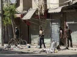 Rebeldes sirios patrullan después de que las fuerzas armadas ocupasen la base militar cercana a Aleppo. EFE  /