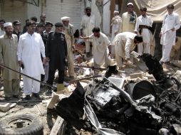 Investigadores pakistaníes buscan evidencia que los lleve a los responsables del estallido en el mercado. AP  /