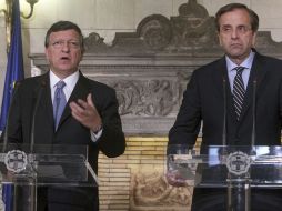 El primer ministro de Grecia, Antonis Samaras (d), se reúne con el presidente de la Comisión Europea, José Manuel Durao Barroso(i). EFE  /