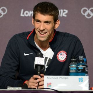 Phelps se divierte en sus últimos olímpicos