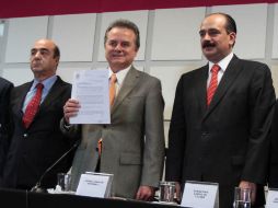 En días pasados el equipo jurídico priista, dirigido por Jesús Murillo Karam (i) interpuso una denuncia de hechos ante la PGR. ARCHIVO  /