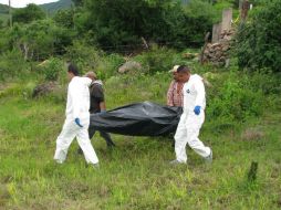 Personal del IJCF y agentes investigadores de la PGJE acudieron al lugar a levantar el cuerpo. ESPECIAL  /