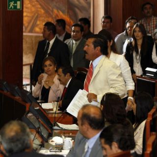 Admiten amparo a empleados del Congreso; juez niega suspensión