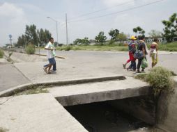 El canal atraviesa el fraccionamiento; ayer subío hasta 30 centímetros.  /