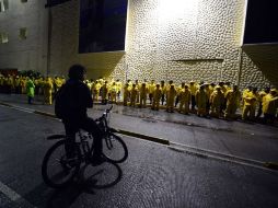 Policías realizan un operativo afuera de las instalaciones de instalaciones de Televisa en el DF. AFP  /
