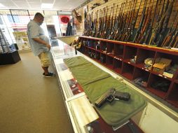 Las solicitudes para obtener armas en el país se han incrementado dramáticamente tras el tiroteo del pasado 20 de julio. EFE  /
