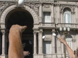 La madre de una niña desaparecida hace nueve años lanzó hoy huevos a los diputados en el pleno en la capital panameña. ARCHIVO  /