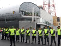 Elementos de la Secretaría de Seguridad Pública del DF mantienen un operativo en las instalaciones de Televisa. EL UNIVESAL  /