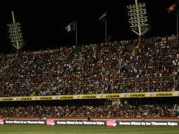 Los fanáticos veracruzanos también ingresaron mantas y bombas de humo a las gradas. MEXSPORT  /