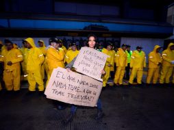 Una manifestante, del movimiento #YoSoy132, toma parte en la protesta contra Televisa. AFP  /