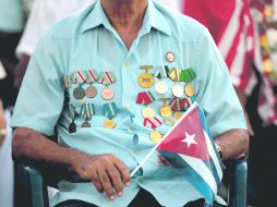 El festejo. Un veterano porta sus honores para celebrar el Día de la Rebeldía. AP  /