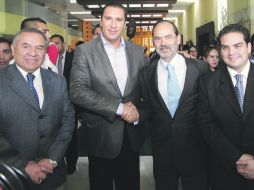 En Puebla, Rafael Moreno Valle y Gustavo Madero se saluden tras una reunión entre panistas. NTX  /