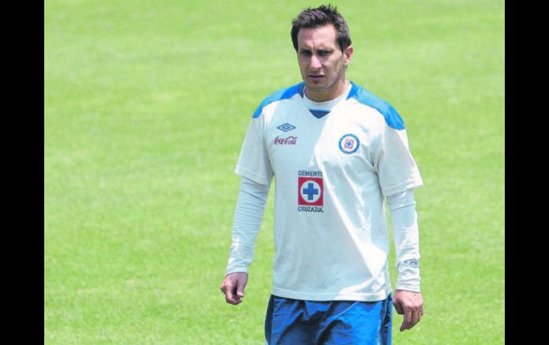 Recaída. Christian Giménez venía saliendo de una operación en la rodilla derecha que lo mantuvo alejado en la pretemporada. MEXSPORT  /