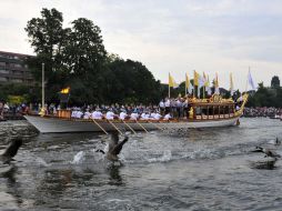 La embarcación Gloriana portó la flama olímpica en su recorrido por el río emblemático de Londres. EFE  /