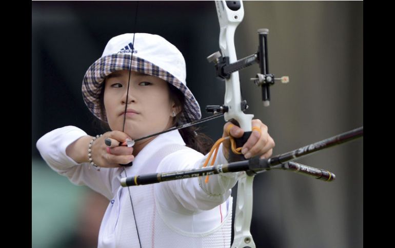 La surcoreana Ki Bo tira en la competición que se disputa en el Lord´s Cricket Ground. EFE  /